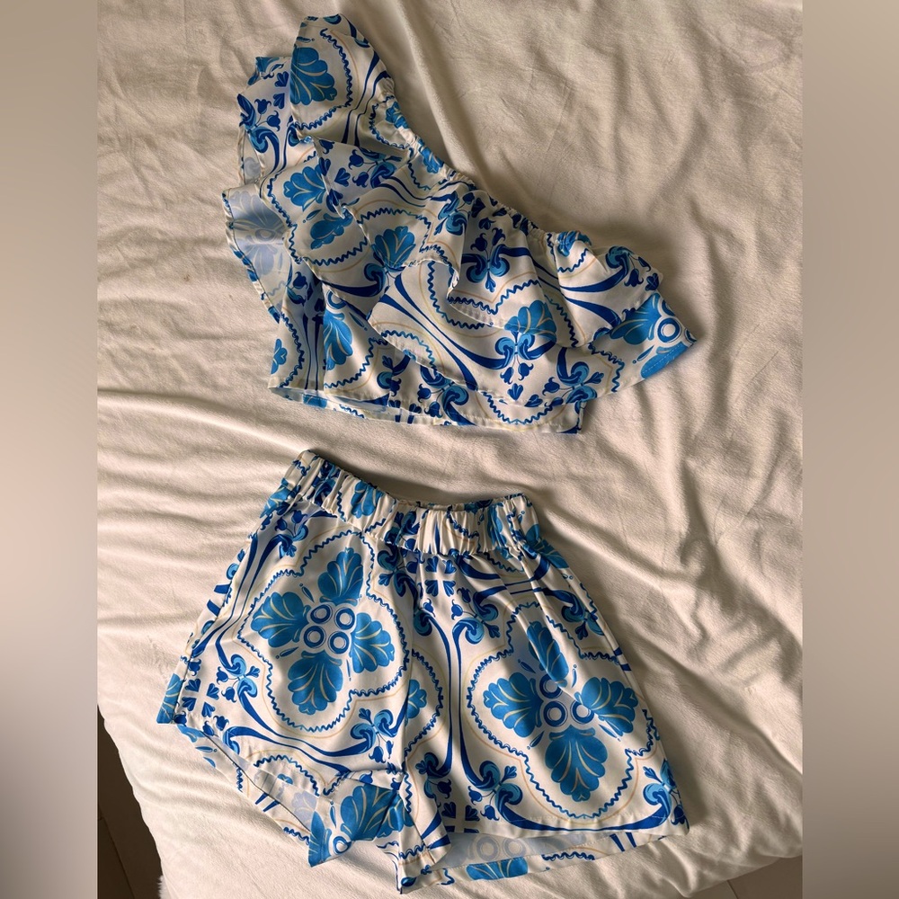 set with summery one-shoulder shorts and blouse, blue and white